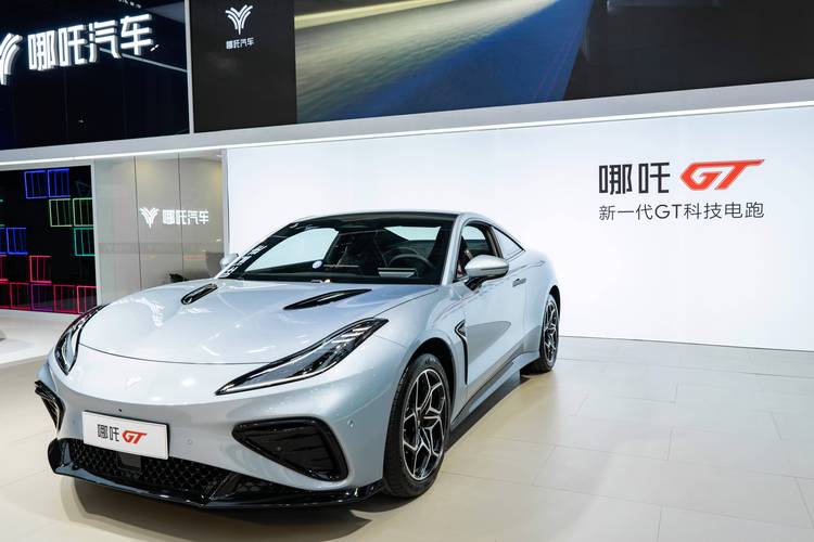 广州31哪吒汽车在智能汽车领域的表现，领途汽车在新能源汽车市场中的影响力